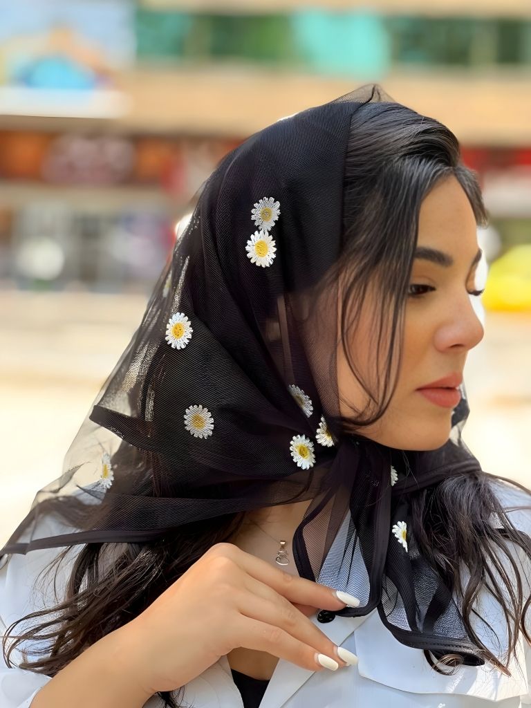 مینی اسکارف توری طرح گل بابونه