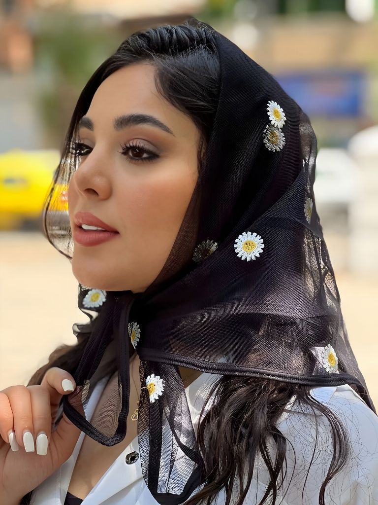 مینی اسکارف توری طرح گل بابونه